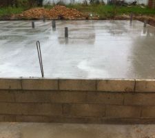 Vide sanitaire sur 3 rangées de parpaings. Avec la dalle, ça prend forme.