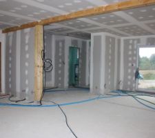Vue de la SàM sur l'entrée/salon/buanderie/WC