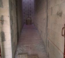 Corridor reliant les garages au dessous de la maison