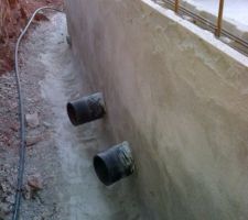 Cunette et entr&eacute;e des 2 tuyaux de puits canadien; enduit d'&eacute;tancheit&eacute;