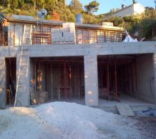 Vue du garage et local technique depuis la rue