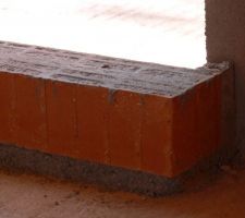 Seuil ma&ccedil;onn&eacute; sur terrasse