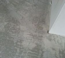 Vu des fissures apparue le lendemain de la coulée. Apparemment les fissures correspondent au passage des tuyauteries...