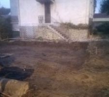 Les travaux de terrassement sont en cours.

L'ouverture de la cl&ocirc;ture est faite.
Le chemin d'acc&egrave;s est finalis&eacute;.
Le puisard a &eacute;t&eacute; pos&eacute;.
Le trou pour l'accueil du vide sanitaire est pr&ecirc;t.