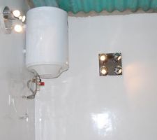 Chauffe eau installe finalement ainsi que les appliques murales.
