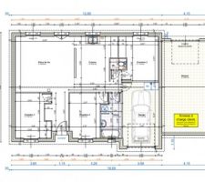 Construction classique avec 3 chambres de 11m² environ   un espace salon/cuisine séparé par un muret. Le sud est sur le haut avec une porte vitrée pour accéder au jardin. L'annexe (à droite) sera construite plus tard pour disposer d'un vaste volume de rangement (jardin, vélos, bricolage, barbecue, etc.)