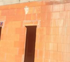 Trous pour les &eacute;vacuations d eau pluviales ... Plusieurs erreur rectifi&eacute;es depuis car juste au dessus d une fen&ecirc;tre !!!