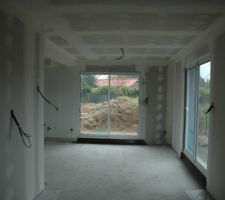 Vue du salon à partir de la cuisine