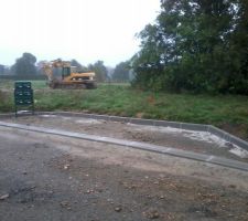 Une deuxi&egrave;me s&eacute;rie de 6 bo&icirc;tes aux lettres qui me parait bizarrement situ&eacute;, juste &agrave; cot&eacute; d'une entr&eacute;e de lot.