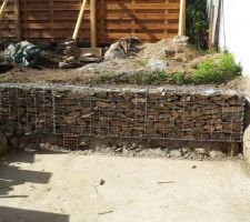 Les fameux gabions en cours de montage, ça devra rendre pas mal avec la terrasse bois une fois fini !