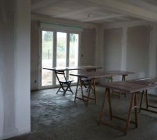 Portes des chambres, wc, et salle de bains de couleur marron glacé de chez V33.
La couleur est bien comme sur le pot, un marron avec une pointe de violet mais le rendu "satin duvet" et très très bof et soit disant lavable, pour l'instant la moindre trace de doigt reste alors que la peinture est sèche de plusieurs jours maintenant.