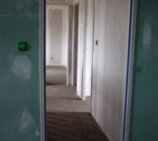 Vu de la salle de bain sur le couloir,
première porte à droite : notre chambre
deuxième à droite : chambre de notre fille
celle d'en face : chambre de notre fils