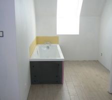 Carrelage imitation parquet dans la salle de bain du haut