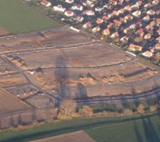 Vue a&eacute;rienne du lotissement. La voirie est quasi achev&eacute;e