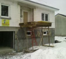 Vue avant de la maison avec la plate-forme