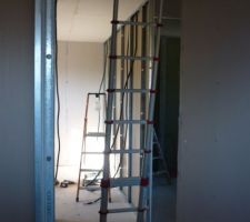Depuis la chambre, vers le bureau. Trappe d'accès au toit.