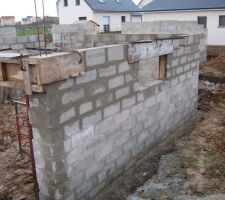 Mur du garage coté droit avec sa fenêtre