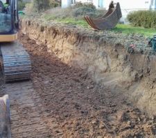 D&eacute;capage chemin sur toute la largeur.
Que de la bonne terre !