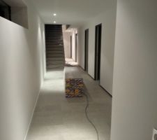 L'entrée avec le hublot piscine à gauche pour gagner en luminosité la journée.