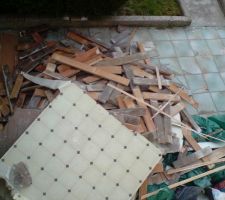 Le plancher après l'avoir enlever, premier tas à l'extérieur.