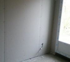 Pose des cloisons intérieures. Bureau.