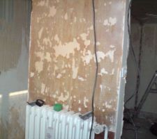 Mur à l'entrée.
L'entrée sur la droite va être comblée. Nous ne gardons que celle de gauche, vu que les deux mènent dans le séjour.
