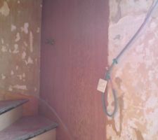 Du bois recouvrait tous les murs jusqu'aux chambres du haut. Une fois arraché, surprise avec de la tapisserie et des trous énormes!