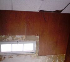 Fénêtres de la montée d'escaliers avec une partie du bois encore existante et le faux plafond qui ne restera pas bien longtemps.