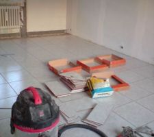 Au mois d'août, tout s'accélère. Une fois l'éléctricité terminé, nous posons le carrelage, et nous enchaînons avec le passage des tuyaux de chauffage. Nous avons réalisé le chauffage en multicouche.