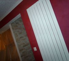 Voici notre beau mur rose taffetas en sablé métallisé de chez maison décorative.
Il y avait une porte sur ce mur. Nous avons changé les radiateurs, et derrière notre mur en pierre qui repart dans la salle à manger et le salon.
