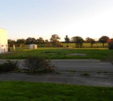 Vue du terrain.
L'entr&eacute;e par la route se situe plein nord.
Le paysage au fond constitue la vue plein sud.
