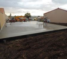 Et voil&agrave; dalle coul&eacute;e. En 4 jours nous sommes pass&eacute;s de terrain vide &agrave; &ccedil;a.