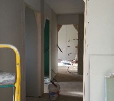 "Couloir dressing", 1 porte à gauche, les WC, ensuite la SDB puis au fond la chambre.
La longueur du dressing semble finalement pas si petite que ça :)