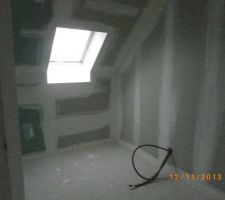 Chambre qui servira de grenier le temps de ranger tous les cartons.