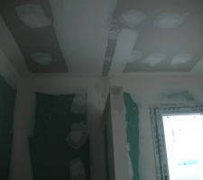 La cloison de la salle de bain a été découpée à 2m10 de hauteur, comme prévu
