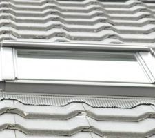 Un des 5 vélux sans le volet roulant qui sera posé plus tard
sur les tuiles romanes noires