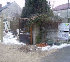 Bon c'est un peu fouillis je l'avoue, mais &agrave; droite, voici notre BEAU panneau h&eacute;h&eacute;, &agrave; gauche, euh du bordel, mais pas le n&ocirc;tre non non ! je vous explique un peu si vous avez le temps.

Donc compl&egrave;tement &agrave; gauche vous voyez des panneaux de bois qui servent de cl&ocirc;ture &agrave; notre future voisin. Ensuite il y a un bout de portail, appartenant aux vendeurs du terrain (donc sur notre futur terrain), et le mur sur le quel est pos&eacute; le panneau de construction,ben il fait aussi parti du terrain. Le tout restera dans l'&eacute;tat, c'est nous qui le ferons sauter. vous avez suivi ? non ? mince.