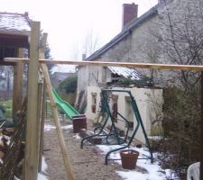 Bon, alors je vous replace dans le résumé d'avant, nous avons toujours à gauche la clôture en bois ! Et oui y a du bordel ! je sais. MAIS ! car il ya toujours un mais, tout le barda que l'on voit sur notre futur terrain, sera lui, retiré par les vendeurs du terrain. Je vous rassure. Sauf un truc. le plus chiant, n'ayons pas peur des mots. Vous voyez le muret blanc là-bas sur la droite ? oué oué vous voyez bien. Ben ça c'est à nous de le retirer (pour le passage des camions de chantier), ben oué pour trouver un terrain pas cher, fallait faire des concessions. voila les nôtres.