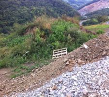 Le tas de terre v&Atilde;&copy;g&Atilde;&copy;tal en pleine implantation de notre futur maison !!