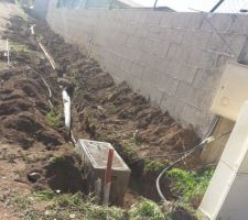 Tranchée pour les raccordement eau/électricité/téléphone.  Ouf une bonne chose de faite.