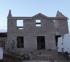 Corniche et fronton fait mais la fenêtre est toujours pas refaite!!!!