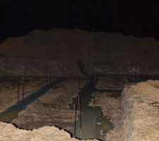 D&eacute;but des fondations. D&eacute;sol&eacute; pour la luminosit&eacute;, je n\\\'ai pu prendre ces photos que de nuit.