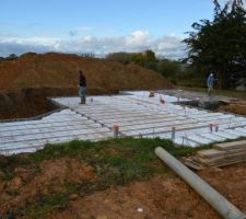 &Eacute;l&eacute;vation du vide sanitaire et pose des hourdis, Depuis la dalle a &eacute;t&eacute; coul&eacute;e.