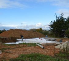 &Eacute;l&eacute;vation du vide sanitaire et pose des hourdis, Depuis la dalle a &eacute;t&eacute; coul&eacute;e.