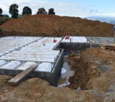 &Eacute;l&eacute;vation du vide sanitaire et pose des hourdis, Depuis la dalle a &eacute;t&eacute; coul&eacute;e.
