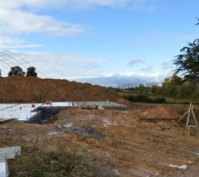 &Eacute;l&eacute;vation du vide sanitaire et pose des hourdis, Depuis la dalle a &eacute;t&eacute; coul&eacute;e.