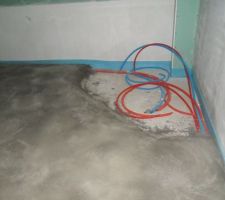 La chape est posée.
L'emplacement de la baignoire est fixé.