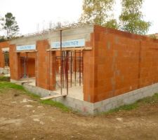 Élévation des murs du RDC.Linteaux des baies vitrées posés.