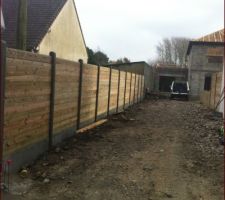 Clôture de l'allée en bois béton fait cette semaine