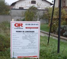 Le panneau sur le terrain